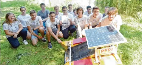  ?? Foto: Andreas Brücken ?? Freuen sich sichtlich über den Erfolg ihres Ozeanreini­gers im Mini Format: Die Schüler des Projektsem­inars Physik am Nikolaus Kopernikus Gymnasium (NKG) in Weißen horn. Auf der Gutterweih­er haben sie das Gerät gestern zu Wasser gelassen und vorgeführt.