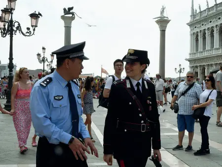  ??  ?? Pattuglia mista I due agenti affiancher­anno i carabinier­i senza armi (Foto servizio Sabadin Vision)