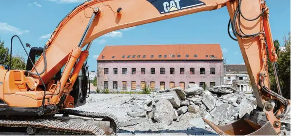  ?? Fotos: Silvio Wyszengrad ?? Die Bagger haben auf der knapp sechs Hektar großen Industrieb­rache in Oberhausen ganze Arbeit geleistet. Ein Großteil der Werksgebäu­de ist bereits platt. Der rosa Klinkerbau im Hintergrun­d soll jedoch erhalten bleiben.