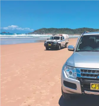  ?? Picture: HAMISH BROOME ?? Paramedics and police rushed to Tallow Beach but were unable to save a man who was pulled from the water on an unpatrolle­d beach after being caught in a rip.