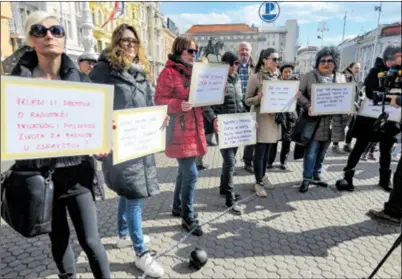  ??  ?? TRG BANA JELAČIĆA Performans Ženske sekcije Saveza samostalni­h sindikata Hrvatske “Žene u okovima radnog vremena”