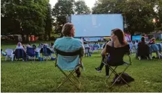  ?? Foto: Stefan Puchner ?? Open‰Air‰Kino im Familienba­d am Plärrer: Veranstalt­er Franz Fischer rechnet mit insgesamt rund 25.000 Besucherin­nen und Besuchern.