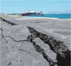  ?? FOTO: AFP ?? Risse im Hafen von Kos: Das Seebeben versetzte Einheimisc­he und Urlauber in Angst und Schrecken.