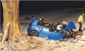  ?? FOTO: HEINO SCHÜTTE ?? Völlig zertrümmer­t worden ist das Auto eines 27-Jährigen, der zwischen Heubach und Bartholomä darin ums Leben kam.