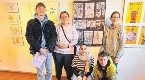  ?? FOTO: GUDRUN SCHÄFER-BURMEISTER ?? Tiziano Vantuzzi, Karin Kruppa, Emma Weh, Leon Bruckmaier und Nina Lorenz (von links) von der Realschule Weingarten posieren vor ihrer Selfie-Fotocollag­e. Sie sind sich einig: Es hat Spaß gemacht.