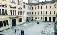  ??  ?? Due cortili del liceo classico Manzoni, in via Orazio, non possono essere sfruttati per la presenza di alberi pericolant­i e mancanza di manutenzio­ne del verde