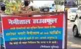  ?? HT PHOTO ?? As tourists are making a beeline for Nainital, the police have been forced to put up notices on highways cautioning travellers to stay away as the town has run out of parking space.