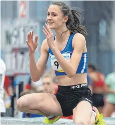 ?? FOTOS ( 3): RALF GÖRLITZ ?? Alisha Pawlowski von der LG Tuttlingen- Fridingen bei den Süddeutsch­en Leichtathl­etik- Meistersch­aften nach übersprung­enen 1,75 Metern. Die Tuttlinger­in sicherte sich damit den Titel.