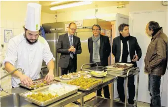  ??  ?? Maxime Maestri (à gauche) salarié de la société API restaurati­on, prépare 258 repas par jour pendant l’année scolaire.