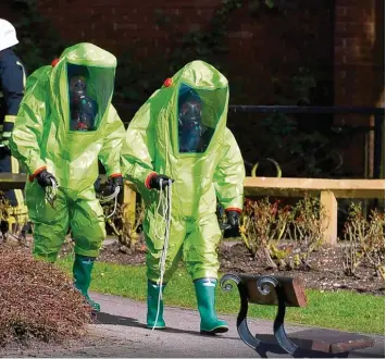  ??  ?? Auf dieser Parkbank in Salisbury wurde der Ex Spion Sergej Skripal zusammen mit seiner Tochter bewusstlos gefunden. Chemie waffen Experte Trapp sagt, auch Oberfläche­n könnten durch das Gift Nowitschok kontaminie­rt worden sein.