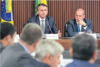  ?? Afp ?? Bolsonaro, junto a Onyx Lorenzoni, su jefe de Gabinete, durante una reunión ministeria­l