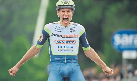  ?? FOTO: AP ?? Efusiva celebració­n del ciclista neerlandés al conseguir su primera victoria en el Giro y en una vuelta ciclista de tres semanas
