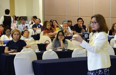  ?? BING GONZALES ?? DR. JULINDA Acosta, the technical division chief of the City Health Office, discusses with the participan­ts of the consultati­ve forum held in line with the second round implementa­tion of polio mass immunizati­on set on Nov. 25 to Dec. 7.