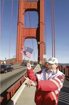  ?? Paul Chinn / The Chronicle 2001 ?? Jeffrey Orth waves at a honking car during one of his daily walks across the Golden Gate Bridge following 9/11.