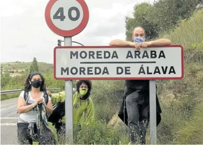 ??  ?? Sara, Conchi y Santi, a su entrada a la localidad de Moreda, en Álava.