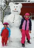  ?? Foto: Fritsche-Zöschinger ?? Leah und Emilia präsentier­en ihren Wertinger Schneebär.