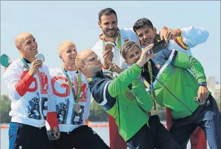  ?? MIKE EHRMANN / GETTY ?? Los seis integrante­s del podio de K-2 500 m, con Craviotto y Toro en lo más alto, posan para una selfie
