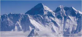  ?? FOTO: EPA/NARENDRA SHRESTHA ?? POPULäR ATTRAKTION. Rekordmång­a har fått tillstånd att försöka nå toppen på Mount Everest den här våren.