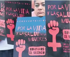  ??  ?? LEY. El Salvador es una de las pocas naciones en el mundo que castiga hasta con 40 años de cárcel a mujeres que aborten.