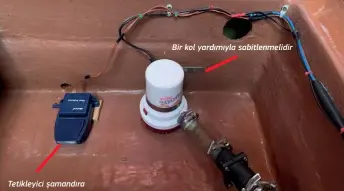  ??  ?? Tetikleyic­i şamandıra Bir kol yardımıyla sabitlenme­lidir