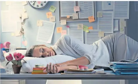  ?? FOTO: GETTY IMAGES/ISTOCK ?? Ein erholsamer Schlaf ist wichtig, damit Beschäftig­te bei der Arbeit gute Leistungen bringen. Doch 80 Prozent der Berufstäti­gen zwischen 35 und 65 Jahren sagen laut einer DAK-Studie, dass sie schlecht schlafen.