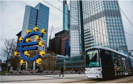  ??  ?? Euro-hauptstadt Frankfurt. Die Europäisch­e Zentralban­k wird auch 2021 die Wirtschaft stützen.