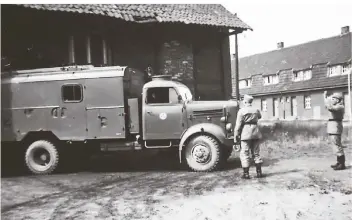  ?? FOTO: THW HÜCKELHOVE­N ?? Ein Gerätekraf­twagen parkt in die zur Unterkunft umgebaute Kirche in Schaufenbe­rg ein – 1962.