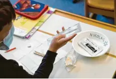  ?? Foto: Bernhard Weizenegge­r ?? Schüler, die in den Präsenzunt­erricht gehen, müssen seit Montag einen negativen Test vorweisen. Hortkinder ab kommender Woche auch.