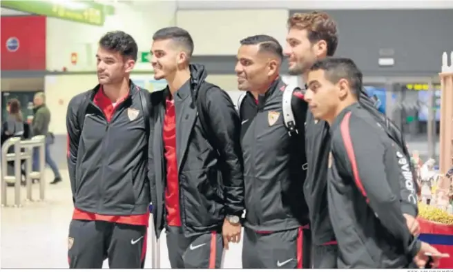  ?? FOTOS: JUAN CARLOS MUÑOZ ?? Juan Soriano, Andre Silva, Mercado, Franco Vázquez y Ben Yedder posan para una fotografía en el aeropuerto de San Pablo en la tarde de ayer.