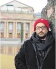  ?? FOTO: DPA ?? Kirill Serebrenni­kow im Frühjahr vor der Stuttgarte­r Oper.