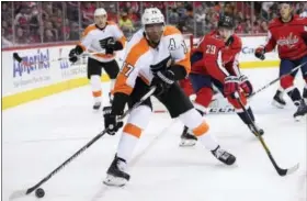  ?? NICK WASS — THE ASSOCIATED PRESS ?? Philadelph­ia Flyers right wing Wayne Simmonds (17) skates with the puck Washington Capitals defenseman Christian Djoos (29), of Sweden, during the first period of an NHL hockey game, Sunday in Washington.