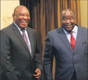  ??  ?? UMNU Tito Mboweni oseqokwe njengongqo­ngqoshe wezimali, ngoLwesibi­li eCape Town, nguMengame­li wezwe, uMnu Cyril Ramaphosa (okwesobunx­ele) obemhalali­sela ngokuvuma lesi sikhundla.