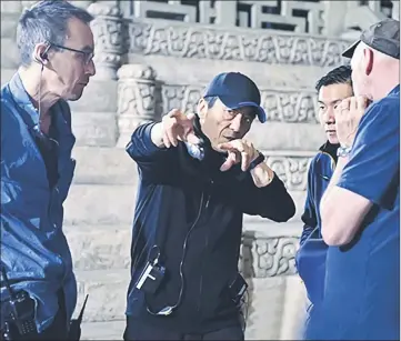  ??  ?? An undated behind-the-scene photo shows Zhang Yimou directing ‘The Great Wall’ at a studio set.