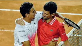  ?? (Afp) ?? Abbraccio Lorenzo Sonego, n. 28 da lunedì, riceve i compliment­i da Novak Djokovic, n.1