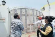  ?? PTI ?? A group of protesters hurling eggs and tomatoes at Kalidas Marg residence of cabinet minister Om Prakash Rajbhar for his statement in Lucknow on Saturday.