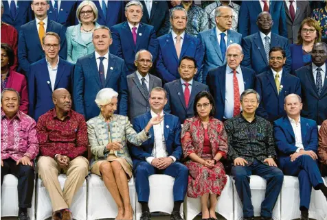  ?? Foto: Firdia Lisnawati, dpa ?? „Gemeinsam sind wir stärker“, mahnte Iwf-chefin Christine Lagarde (vorne, Dritte von links) auf Bali. Rechts im Bild: Finanzmini­ster Olaf Scholz.