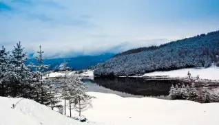  ?? ?? Above: The Yunding Mijing region turns into a natural snow resort in winter.