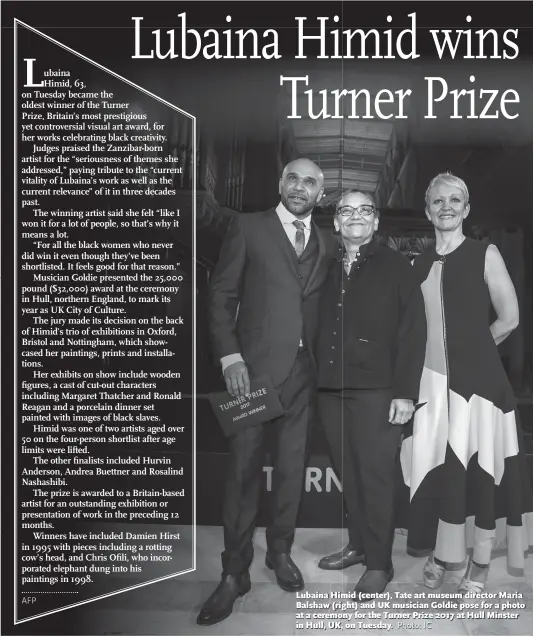  ?? Photo: IC ?? Lubaina Himid (center), Tate art museum director Maria Balshaw (right) and UK musician Goldie pose for a photo at a ceremony for the Turner Prize 2017 at Hull Minster in Hull, UK, on Tuesday.