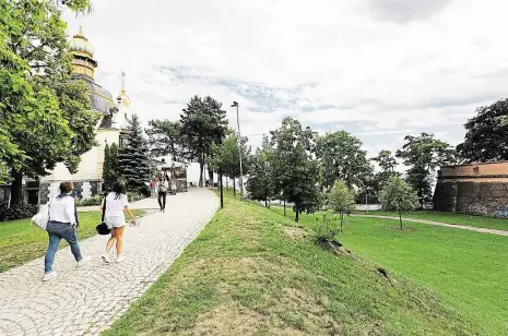  ?? Foto: Yan Renelt, MAFRA ?? Za pár let s rybníkem Napravo od Hanavského pavilonu na Letné plánuje hlavní město vybudovat rybník s vltavskou vodou, kterou bude zavlažovat tamní park. Dostat vodu na vrchol kopce vyjde ročně na více než 600 tisíc korun.