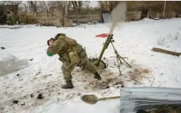  ?? JOHN MOORE/GETTY ?? A Ukrainian soldier fires a mortar round at a Russian position Thursday in Bakhmut, Ukraine. Russia has shifted its aerial strike tactics, a senior Ukrainian official said.