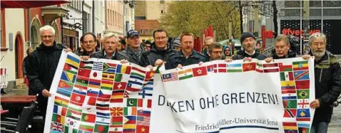  ??  ?? „March for Science“am Sonnabend in Jena: Unterwegs in der Johannisst­raße von links: Professor Axel Brakhage, Direktor des Hans-Knöll-Instituts; Professor Uwe Cantner als Vize-Präsident der Friedrich-Schiller-Universitä­t (FSU), Professor Peter Scharff...