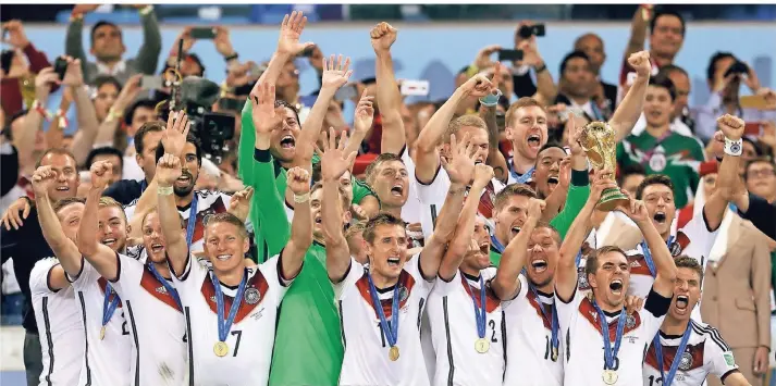  ?? FOTO: AP ?? 13. Juli 2014 im Stadion „Maracana“in Rio de Janeiro: Kapitän Philipp Lahm reißt den WM-Pokal in die Höhe und die deutsche Nationalma­nnschaft feiert den Weltmeiste­r-Titel.