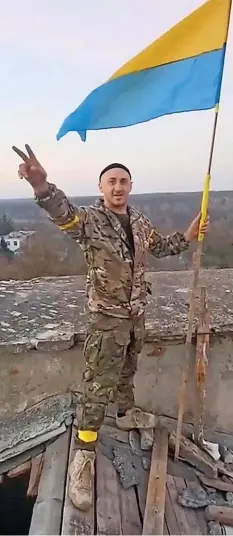  ?? REUTERS ?? Rückerober­ung: Ein Soldat hisst die ukrainisch­e Fahne.