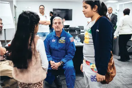  ?? Anna Nielsen for The National ?? Donald Thomas fires up the imaginatio­ns of Asma Hamad, 9, left, and Alya Al Marri, 8, at the Dubai workshop