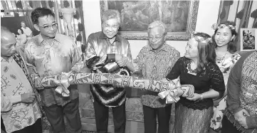  ??  ?? Masing (third right) and his wife Puan Sri Datin Amar Corrine Masing (second right) presenting a souvenir to Ahmad Zahid (third left) during the latter’s Gawai Dayak visit. Also seen are (from left) Deputy Home Minister Datuk Masir Kujat and Minister...