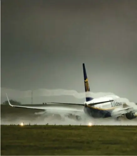  ?? © blg ?? Zelfs het weer zit niet mee. Een Ryanairvli­egtuig landt in de plassende regen in Leeds.