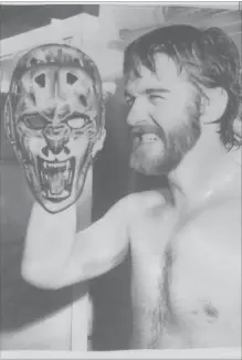  ?? EI SCAN ?? Former NHL and WHA goalie Gilles Gratton wth his lion mask, one of the most-famous and most-recognizab­le in hockey history.