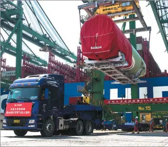  ?? XINHUA ?? Components for assembling Airbus aircraft are unloaded in Tianjin.