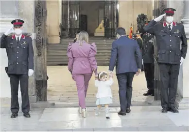  ?? Ricard Cugat ?? Pere Aragonès, acompañado de su esposa e hija, entra en el Palau de la Generalita­t, ayer.