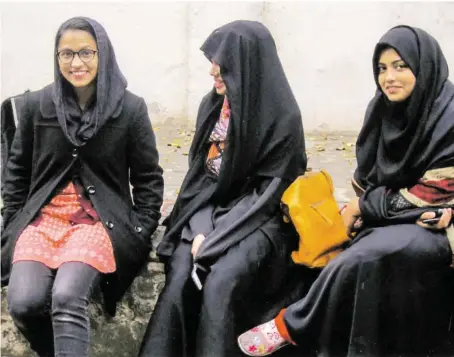  ?? BILD: SN/HELMUT L. MÜLLER ?? Alle sollen ihren Platz in der Gesellscha­ft haben: Studierend­e an einer Frauenuniv­ersität in Lahore.